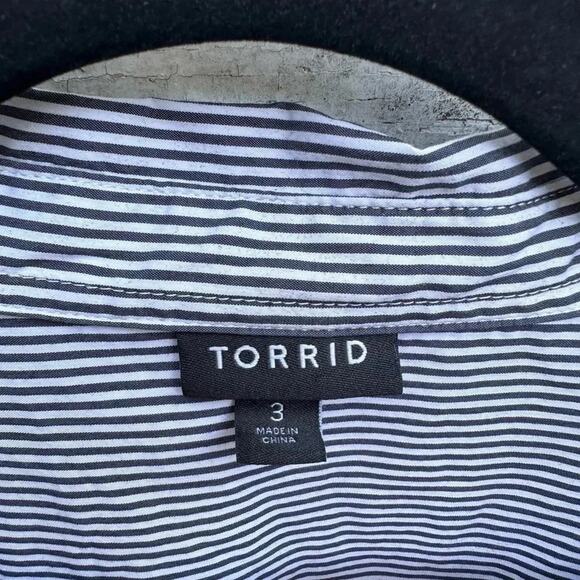 Torrid , navy and white striped button down women’s size 3 - Picture 3 of 6